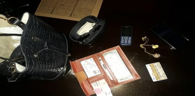 کیف حاوی طلا و پول نقد به صاحبش بازگردانده شد کیف حاوی طلا و پول نقد به صاحبش بازگردانده شد