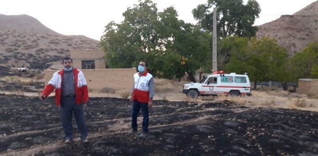 مهار شعله های آتش در دشت بشکان بافق مهار شعله های آتش در دشت بشکان بافق