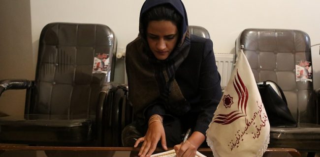 بانوی بافقی ۱۲۰ میلیون ریال به آزادی زندانیان جرائم غیر عمد کمک کرد بانوی بافقی ۱۲۰ میلیون ریال به آزادی زندانیان جرائم غیر عمد کمک کرد