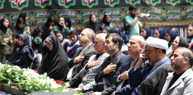 تجلیل از خانوادههای معظم شهدای جنگ ۱۲ روزه در یزد تجلیل از خانوادههای معظم شهدای جنگ ۱۲ روزه در یزد