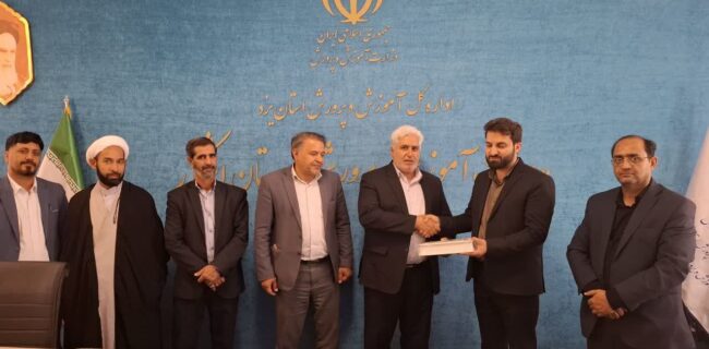 تجلیل کمیته امداد امام خمینی از رئیس آموزش پرورش شهرستان اشکذر تجلیل کمیته امداد امام خمینی از رئیس آموزش پرورش شهرستان اشکذر