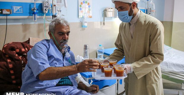 ۳۰ طلبه همدل و همراه بیماران کرونایی/آبگیری روزانه ۵۰۰ کیلو میوه