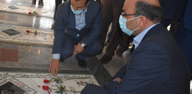 غبارروبی و گل افشانی گلزار شهدای شهرستان بهاباد با حضور وزیر اقتصاد و دارایی غبارروبی و گل افشانی گلزار شهدای شهرستان بهاباد با حضور وزیر اقتصاد و دارایی
