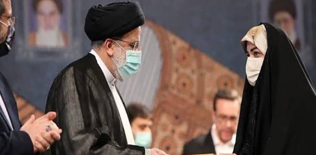 سروده شاعره یزدی برگزیده جایزه کتاب سال شد