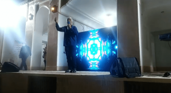 شعر خوانی هنرمند یزدی برای مهمانان نوروزی شعر خوانی هنرمند یزدی برای مهمانان نوروزی