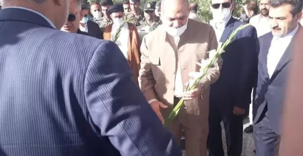 وزیر کشور برنامه‌های سفر به شازند را با ادای احترام به شهدا آغاز کرد