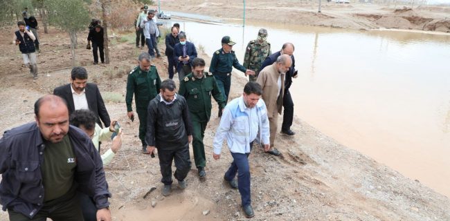 بازدید وزیر کشور به همراه استاندار یزد از مناطق سیل زده و سیل بندهای  شهر یزد