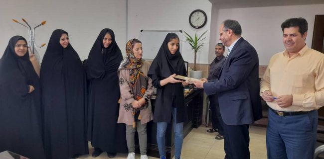 دانش آموز مدال آور دبیرستان دخترانه سما یزد تقدیر شد