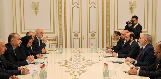 دیدار و گفتگوی وزیر امور خارجه کشورمان با نخست وزیر ارمنستان