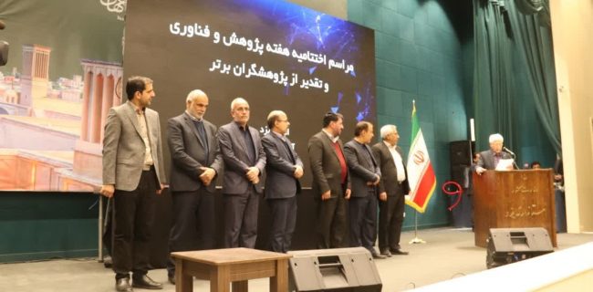 رئیس دانشگاه آزاد یزد مدیر برتر فناور جشنواره پژوهش و فناوری ۱۴۰۱معرفی شد