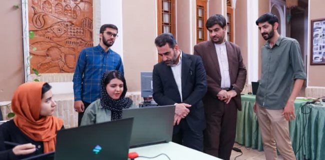 بازدید معاون سیاسی، امنیتی و اجتماعی استاندار یزد از کارگاه تولید پوستر قدم نورسیده