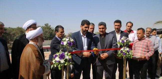 رونمایی از نماد نخل میدان ورودی اشکذر/ افتتاح ۴۰ پروژه درحوزه عمران شهری و روستایی شهرستان اشکذر