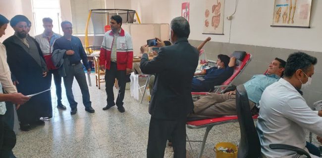 بازدید امام جمعه شهرستان زارچ از فعالیت تیم سیار اهدای خون