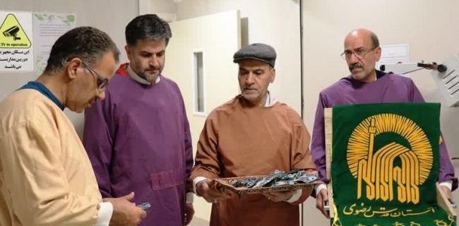 عیادت داوطلبان هلال احمر و خادمین رضوی از بیماران بیمارستان شهدای محراب یزد / پرچم متبرک حرم مظهر رضوی بر بالین بیماران عیادت داوطلبان هلال احمر و خادمین رضوی از بیماران بیمارستان شهدای محراب یزد / پرچم متبرک حرم مظهر رضوی بر بالین بیماران