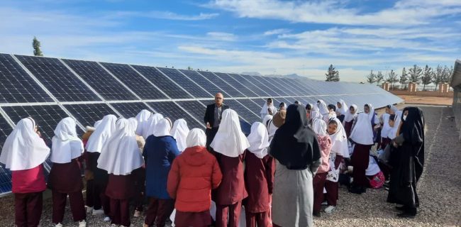 بازدید علمی دانش آموزان دبستان دخترانه جواد الائمه یزد از نیروگاه خورشیدی دانشگاه آزاد اسلامی واحد اشکذر