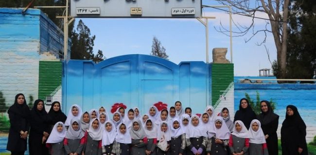 دبستانی به نام ۲۲ بهمن در یزد/ آزادی زندنیان توسط کودکان دانش آموز