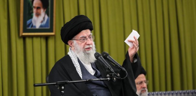 رهبر انقلاب اسلامی با مسئولان،سفرای کشورهای اسلامی و جمعی از قشرهای مختلف مردم دیدار کردند