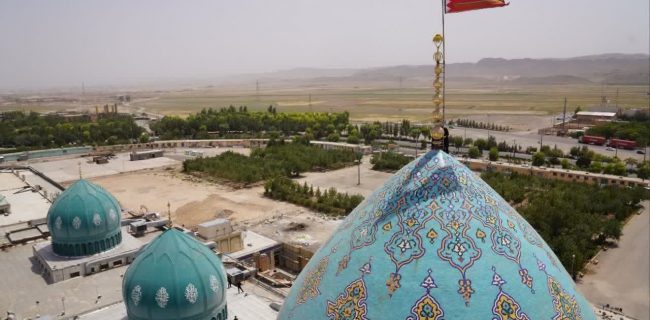 اهتزاز پرچم سرخ انتقام برفراز گنبد مسجد جمکران