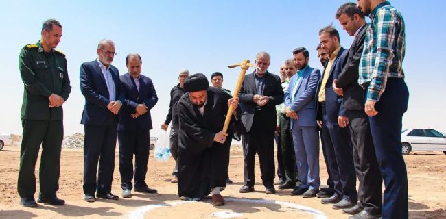 آغاز عملیات اجرایی پروژه ورزشی چمن مصنوعی در روستای همت‌آباد سرچشمه زارچ