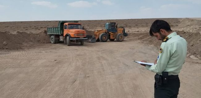 توقیف یک دستگاه لودر و کامیون در حال برداشت غیر مجاز مصالح توقیف یک دستگاه لودر و کامیون در حال برداشت غیر مجاز مصالح