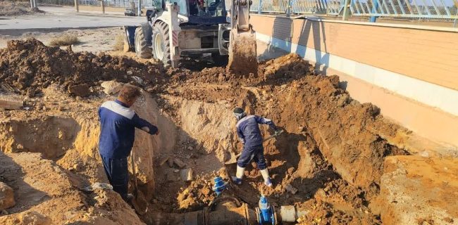 تلاش جهادی اکیپ امداد و حوادث آبفای میبد در رفع خرابی خط انتقال سایت شهدا