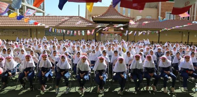 گلریزان دانش آموزان دبستان دخترانه شاهد حسین و فاطمه یزد جهت آزادی زندانیان غیر عمد