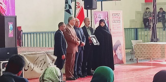 نشان ویژه مدارس سما به خانواده شهید دانشجوی یزدی اهدا شد
