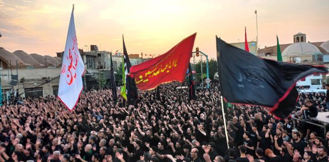 طوفان عشق در دارالعباده؛ علم‌های حسینی در امیرچقماق به اهتزاز درآمدند