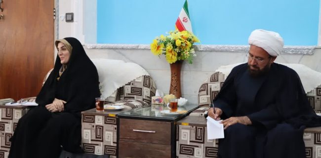 دیدار مدیرکل امور بانوان و خانواده استانداری یزد با جمعی از دختران نخبه شهرستان اشکذر