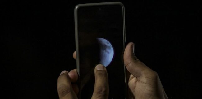 گردهمایی کم نظیر در پارک شادی برای رصد ماهگرفتگی گردهمایی کم نظیر در پارک شادی برای رصد ماهگرفتگی