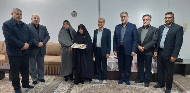 دیدار مسئولان صنعت آب کشور با خانواده شهید در یزد