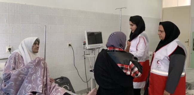 خدمت بی‌منت در دل کویر؛ کاروان سلامت هلال احمر در روستای بساب بافق