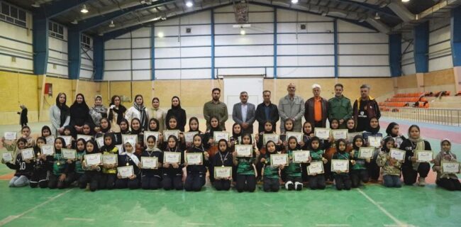 اهدا لوح و مدال قهرمانی به اعضا تیم دختران کویر مجومرد