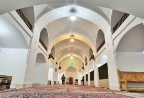 مسجد تاریخی حاجی ملا رجبعلی در اشکذر؛ در قاب عکاسی که روح ایمان، معماری اصیل و اصالت کویر را ثبت می‌کند