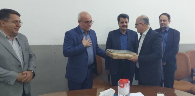 تجلیل از پژوهشگر برتر دانشگاه آزاد اسلامی اشکذر