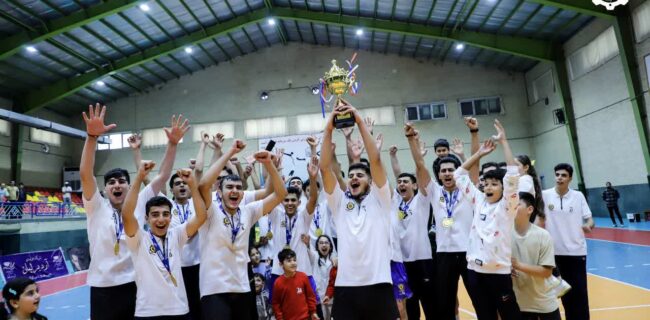 نوجوانان شهداب یزد بر بام ایران ایستادند