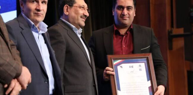 تجلیل از پنج واحد صنعتی برتر استان یزد تجلیل از پنج واحد صنعتی برتر استان یزد