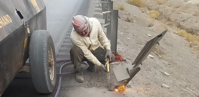 اجرای اصلاح و جمعآوری گاردریلهای آسیبدیده در محور مهریز انار اجرای اصلاح و جمعآوری گاردریلهای آسیبدیده در محور مهریز انار