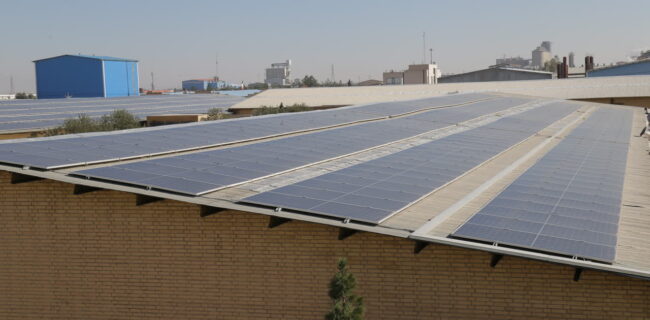 پتوی نیلگون و کاشی احسان، پیشگامان احداث نیروگاه‌های خورشیدی سقفی در یزد