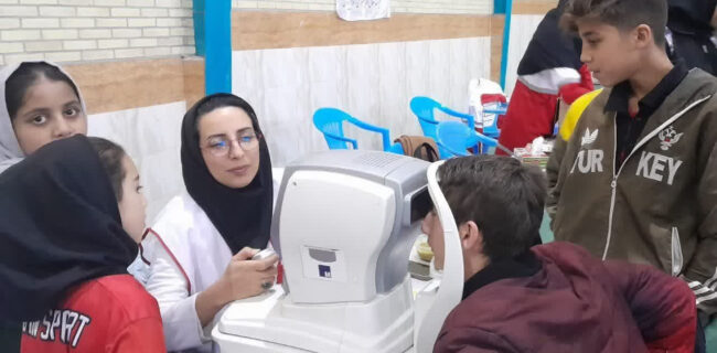 ارائه خدمات کاروان سلامت هلال‌احمر شهرستان ابرکوه به بیش از ۱۶۰ نفر