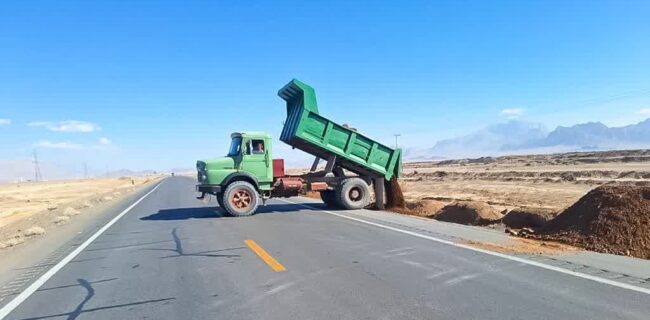 ارتقای ایمنی محور یزد طبس با اصلاح شیب شیروانی و شانه‌سازی به منظور جلوگیری از سقوط احتمالی خودروها