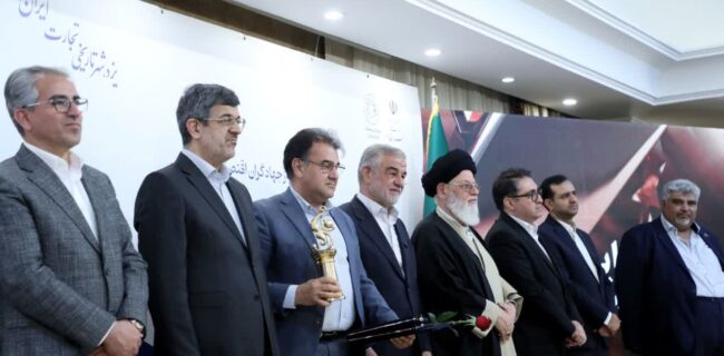 تجلیل از ۲۶ صادرکننده نمونه و سفیران اقتصادی استان یزد تجلیل از ۲۶ صادرکننده نمونه و سفیران اقتصادی استان یزد