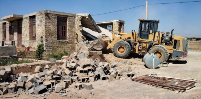 بازگشت ۴۴۰۰ مترمربع اراضی کشاورزی مهریز به چرخه تولید با تخریب ساختوسازهای غیرمجاز بازگشت ۴۴۰۰ مترمربع اراضی کشاورزی مهریز به چرخه تولید با تخریب ساختوسازهای غیرمجاز