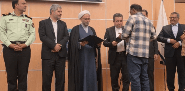 تحویل گسترده اسناد مالکیت در یزد به مردم و نهادهای متولی تحویل گسترده اسناد مالکیت در یزد به مردم و نهادهای متولی