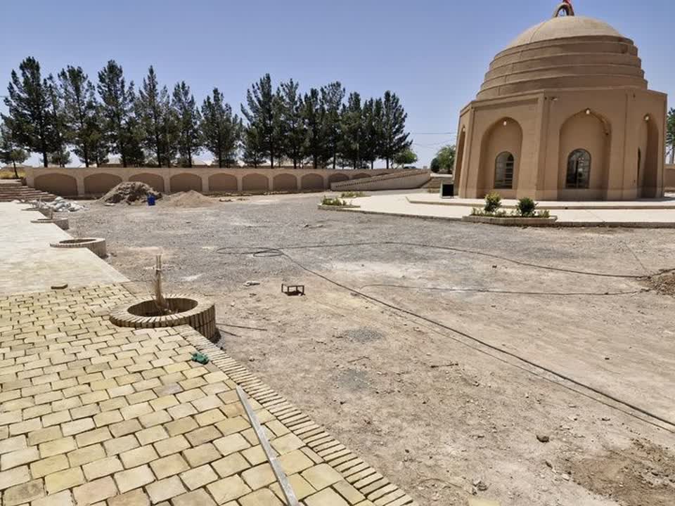 مرمت و محوطه‌سازی بقعه تاریخی گنبد تاج روستای ابراهیم‌آباد شهرستان اشکذر آغاز شد