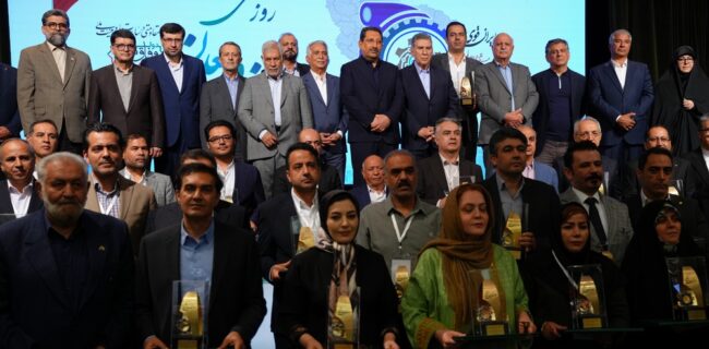 پیشگامان عصر ارتباطات موفق به کسب تندیس زرین روز ملی صنعت و معدن شد پیشگامان عصر ارتباطات موفق به کسب تندیس زرین روز ملی صنعت و معدن شد