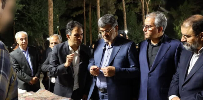 بازدید استاندار یزد از صنایع دستی زندانیان استان یزد در نمایشگاه ایران ماهر بازدید استاندار یزد از صنایع دستی زندانیان استان یزد در نمایشگاه ایران ماهر