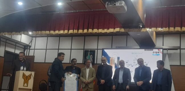 مدیر هنرستان خادمی مجومرد در جمع مدیران برتر هنرستانهای یزد قرار گرفت مدیر هنرستان خادمی مجومرد در جمع مدیران برتر هنرستانهای یزد قرار گرفت