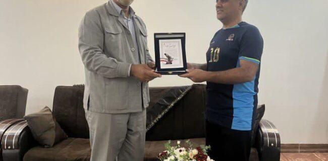 تجلیل عضو هیاترئیسه فدراسیون هندبال از سعید صادقی مقدم راوی تاریخ شفاهی این رشته تجلیل عضو هیاترئیسه فدراسیون هندبال از سعید صادقی مقدم راوی تاریخ شفاهی این رشته